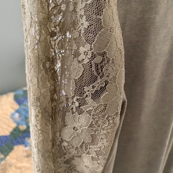 Olive Green Top. GUC - Picture 2 of 5